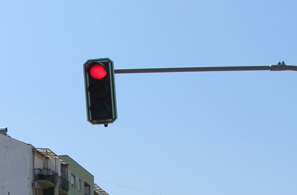 VIDEO: Kad neko vozi prebrzo, na ovom semaforu mu se pali crveno 
