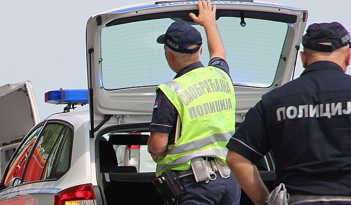 Potera na autoputu, povređen policajac