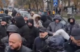 VIDEO: Novosadski odbornik napadnut u Mionici, uz pomoć građana oterani napadači 