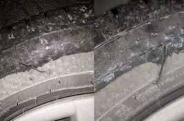 FOTO: Novosadskim posmatračima izbora u Mionici isečene gume na vozilima