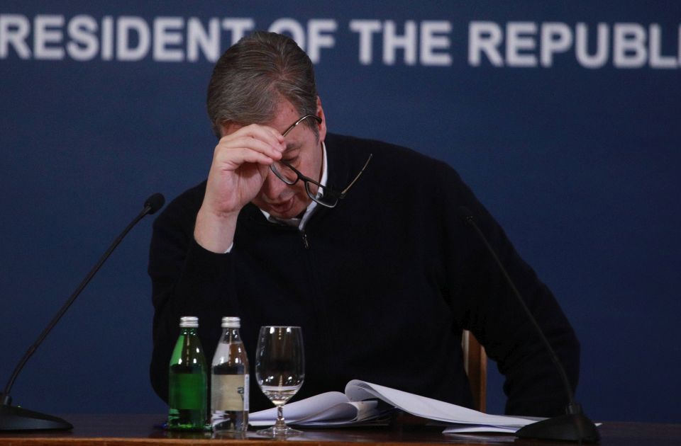 Politikolog Biber: Vučiću se drmaju sve četiri stolice na kojima sedi