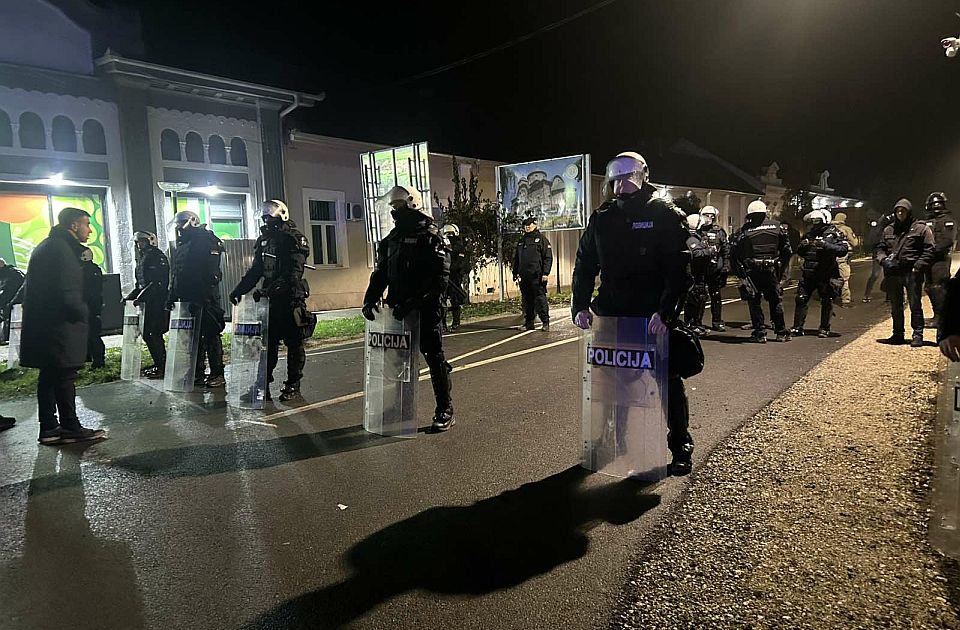 UŽIVO Lokalni izbori: Kordon ispred opštine Sečanj, počeo protest ispred RTS-a