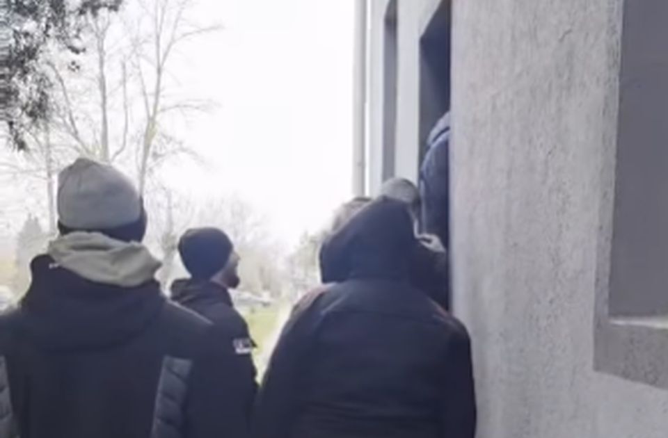 VIDEO: Novosadski posmatrači prijavili kupovinu glasova u Sečnju - na teren izašao tužilac i pet "marica"