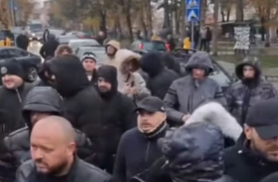 VIDEO: Novosadski odbornik napadnut u Mionici, uz pomoć građana oterani napadači 