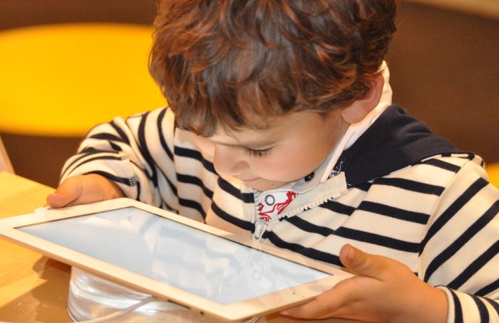 Deca provode više od šest sati gledajući u TV i mobilne uređaje
