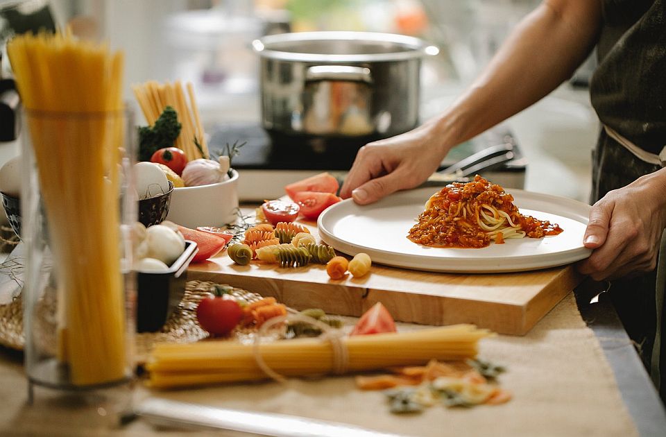 VIDEO Il famoso chef italiano condivide una ricetta geniale: come utilizzare l’impasto in eccesso