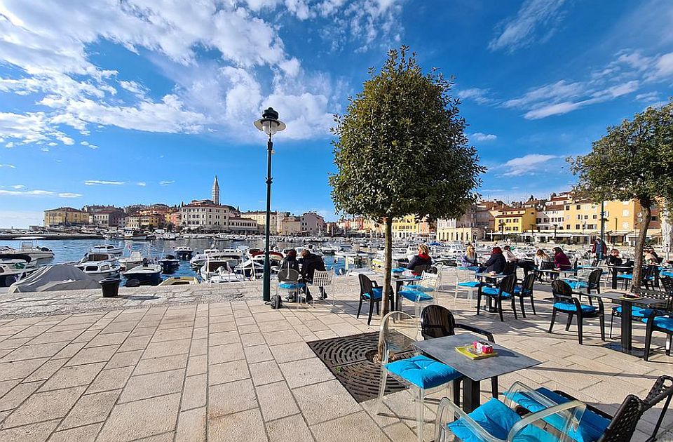 Istra počela sa restrikcijama vode: Nema tuširanja na plažama, pranja vozila, zalivanja zelenila...