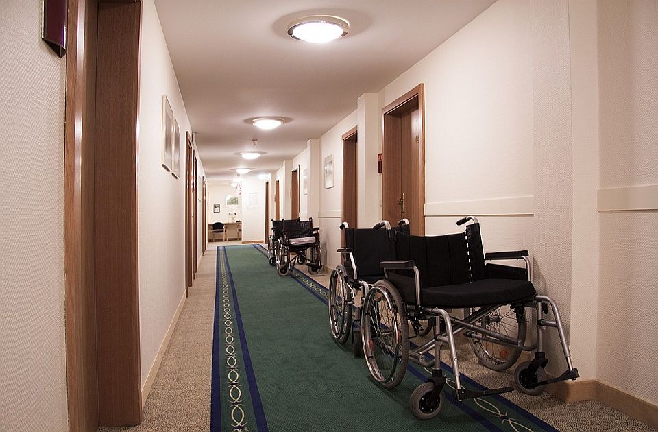 Pandemija dodatno otežala već težak položaj osoba sa invaliditetom koje žive u domovima Pandemija dodatno otežala već težak položaj osoba sa invaliditetom koje žive u domovima