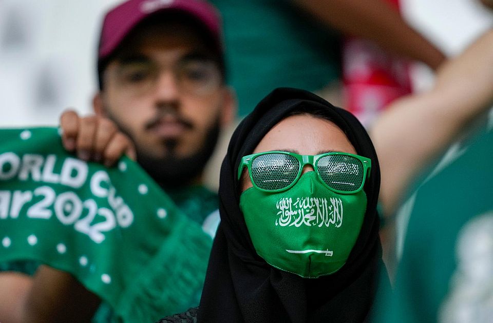 Navijači u Kataru se žale na klimu na stadionima: Smrzavaju se na utakmicama