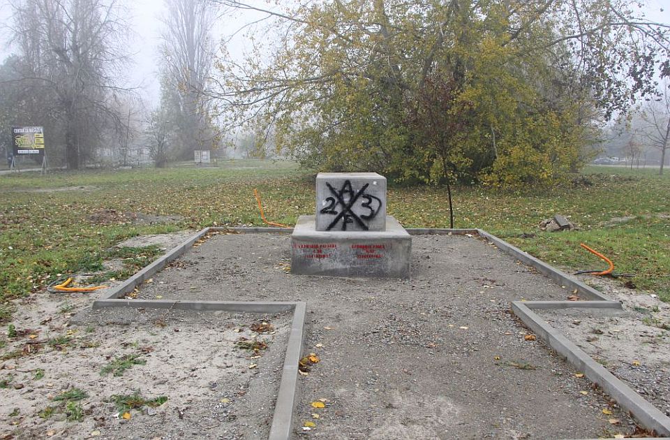 FOTO Taman pred istek roka: Raščišćen prostor za nastavak postavljanja spomenika "nevinim žrtvama"