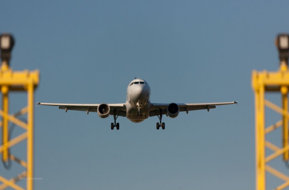 Avion prinudno sleteo jer se putnik zaključao u toalet i nije hteo da izađe