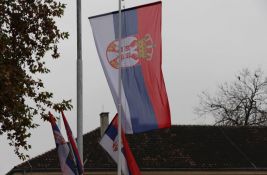 Zastava Srbije nalepljena na tablu Ambasade Kosova u Zagrebu 