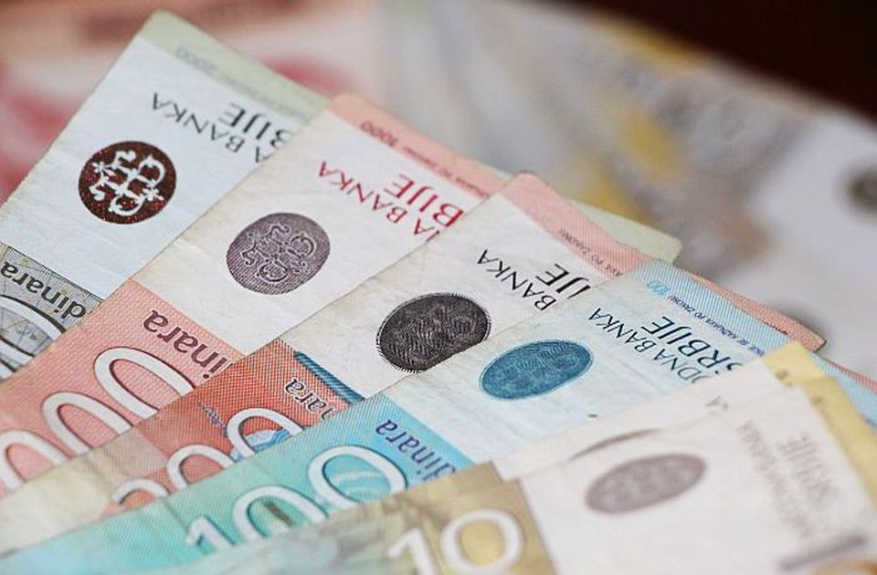 Novosađani u proseku zarađuju 20.000 dinara više od realne srpske plate - ali samo na papiru