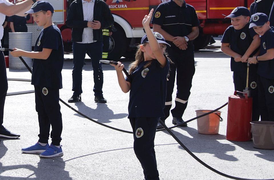 FOTO: Ovo su najmlađi dobrovoljni vatrogasci u Novom Sadu, društvima donirana vozila i oprema