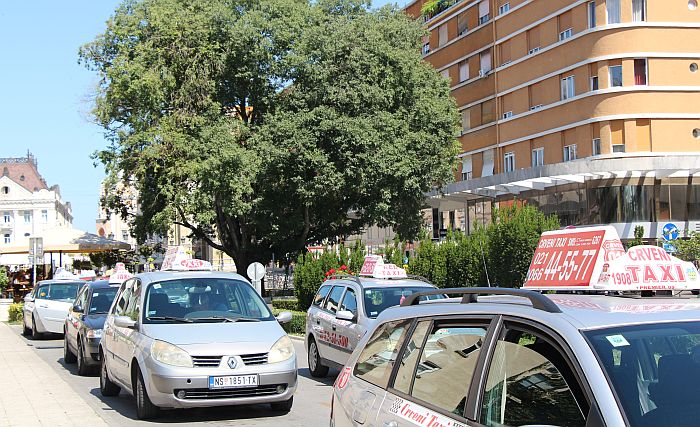 Uz pretnju nožem opljačkao jednog novosadskog taksistu, drugog ranio