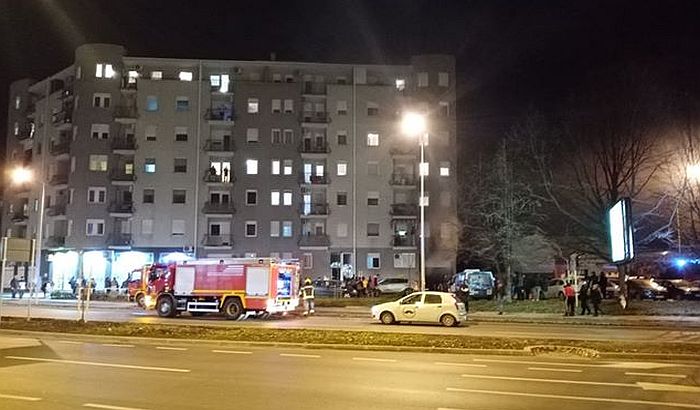 Izgoreo automobil u podzemnoj garaži, evakuisana zgrada na Bulevaru Jaše Tomića