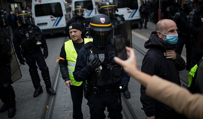 Makron povukao zakon o snimanju policajaca nakon protesta tokom vikenda