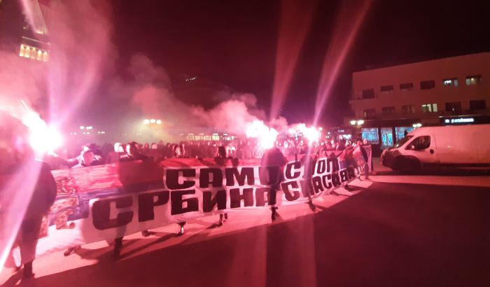 FOTO, VIDEO: U Novom Sadu protest protiv "antisrpskog režima u Crnoj Gori", na čelu kolone vladika Irinej