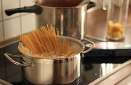 VIDEO: Koliko soli treba dodati u vodu za pastu? Naučnici imaju odgovor