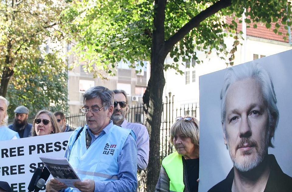 Protest ispred britanske ambasade u Beogradu: Novinari traže da Asanž ne bude izručen
