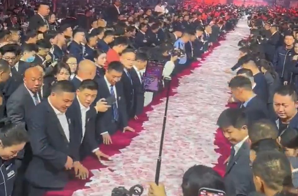 VIDEO: Direktor kompanije radnicima dao da sa stola uzmu 26 miliona dolara - ko koliko može da ponese