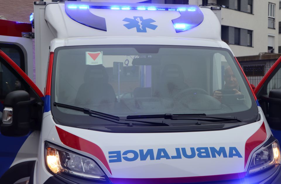 Kolima naleteo na tri vozila i sleteo u parkić u Kisačkoj: Povređeni muškarac i žena iz drugog automobila