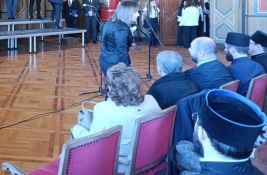 VIDEO: Karlovački đaci odbili da pevaju pred predsednikom opštine, nastupili ispred škole