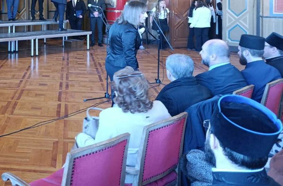 VIDEO: Karlovački đaci odbili da pevaju pred predsednikom opštine, nastupili ispred škole