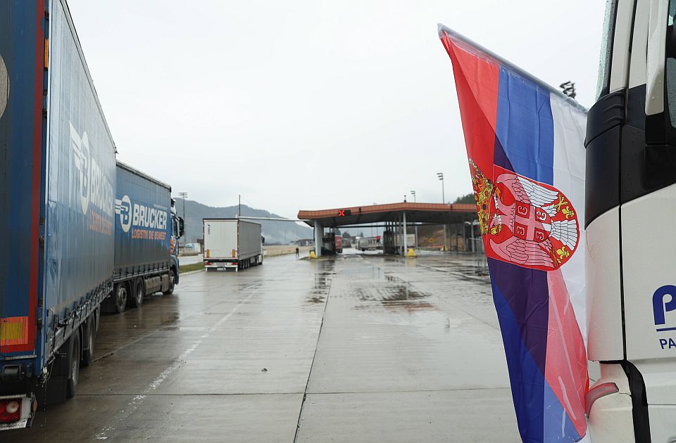 Teretni granični prelazi i dalje blokirani