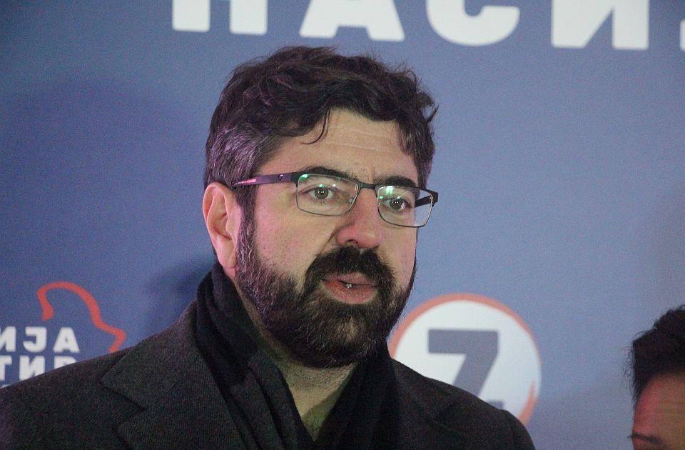 Radomir Lazović napadnut ispred Skupštine
