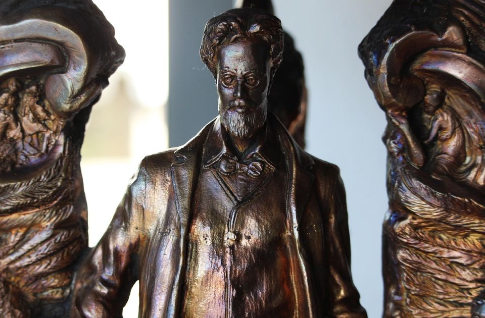 Na današnji dan: Rođeni Čehov i Branko Miljković, umro Kišon, patentiran prvi automobil na benzin