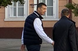 Andrej Vučić u porti u centru Novog Sada, pozdravio se sa direktorom Jovine gimnazije