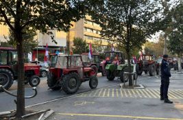 Pred miting naprednjaka: Kolone traktora ušle jutros u Novi Sad, stoje duž Bulevara Mihajla Pupina