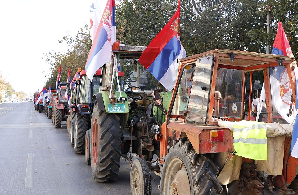 Inicijativa za opstanak poljoprivrednika: Nuđena naknada do 500 evra po traktoru za SNS skup