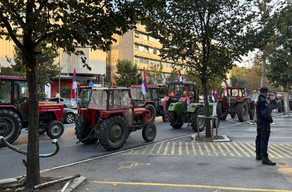 Pred miting naprednjaka: Kolone traktora ušle jutros u Novi Sad, stoje duž Bulevara Mihajla Pupina