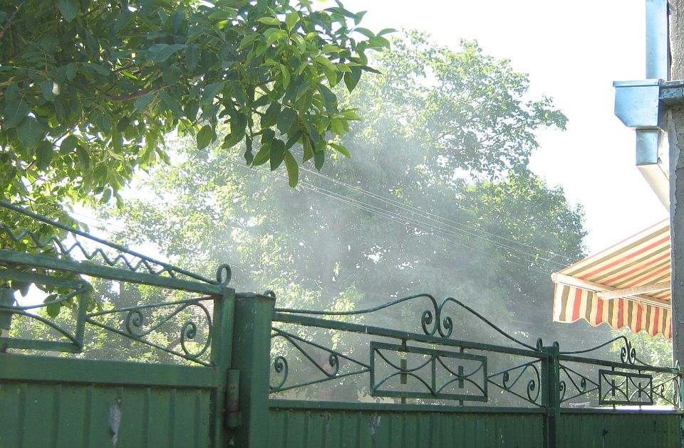 Građanke se žale na dim u dvorištu i kućama u Kaću, za inspekcije je sve u redu