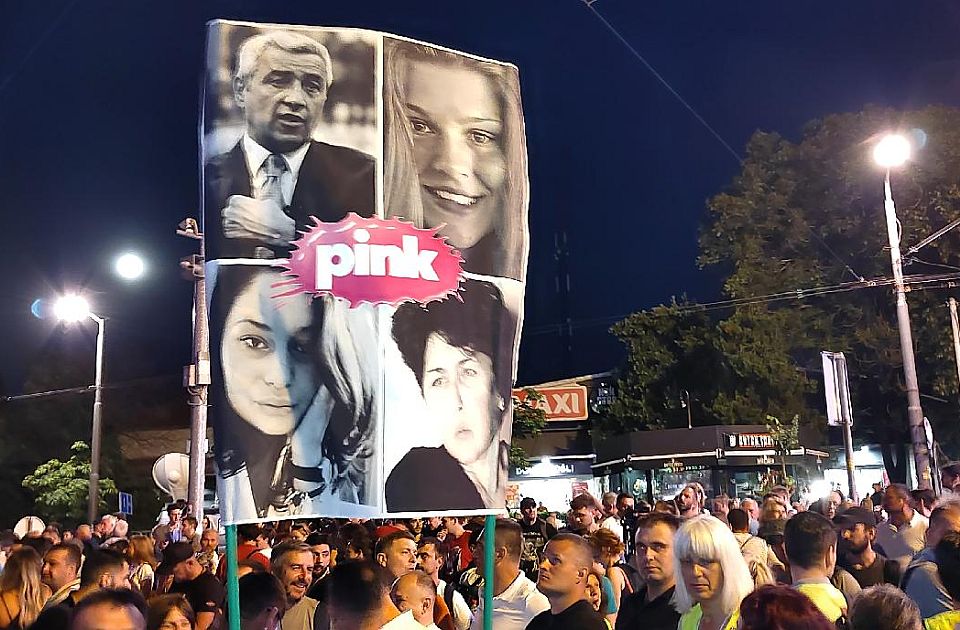 FOTO, VIDEO: Održan protest ispred televizije Pink