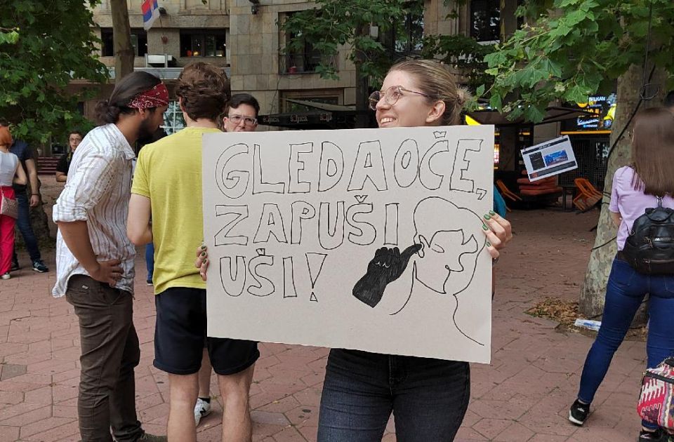 Izložba "Gledaoci će da zapuše uši" ispred REM-a