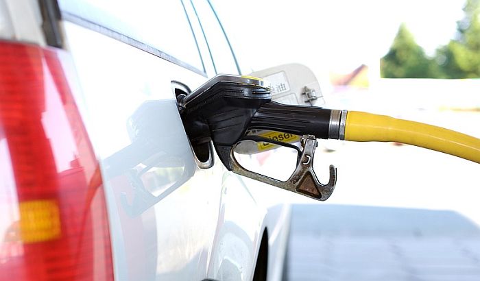 Veće plate u javnom sektoru, više cene goriva