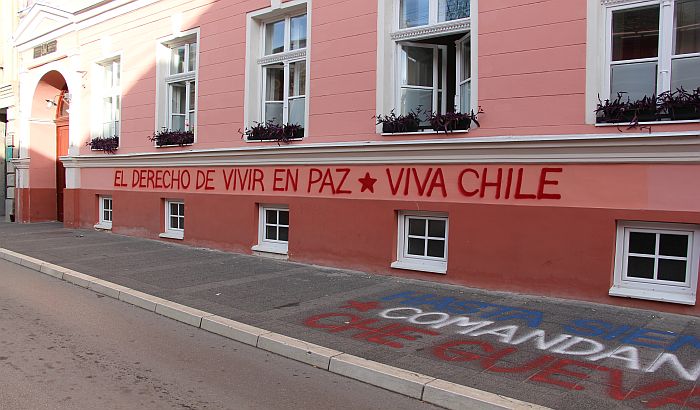 FOTO: Uklonjen grafit podrške narodu Čilea na Gimnaziji "Svetozar Marković"