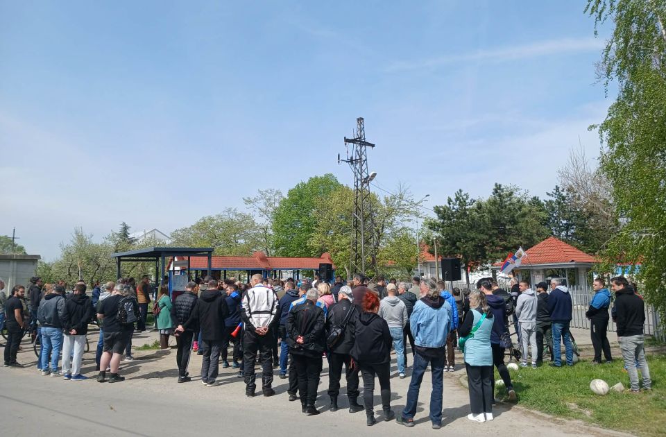 FOTO: Građani ispred zatvora na skupu podrške aktivistima Zborova Novog Sada, uložena žalba na pritvor