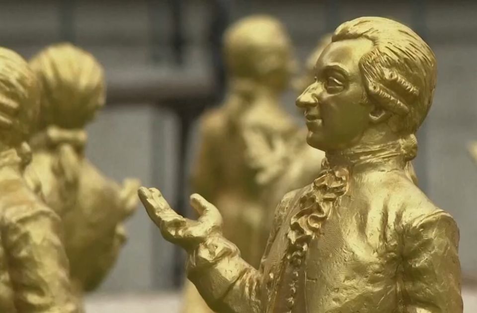 VIDEO: Stotine pozlaćenih figurica Mocarta postavljene širom Salcburga - neke već ukradene