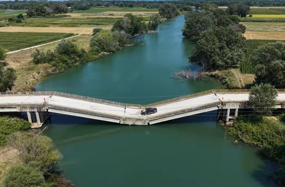VIDEO: Iako se most u Grčkoj urušio, vozači ga i dalje koriste