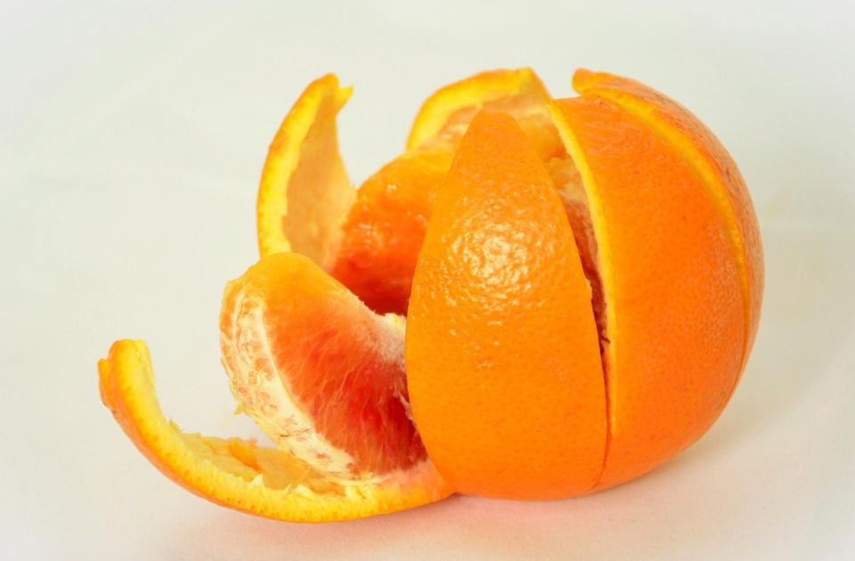 Skidate li onaj beli sloj pomorandže? Možda ne bi trebalo