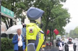 VIDEO: Prva kineska jedinica robotske saobraćajne policije dobila velika unapređenja