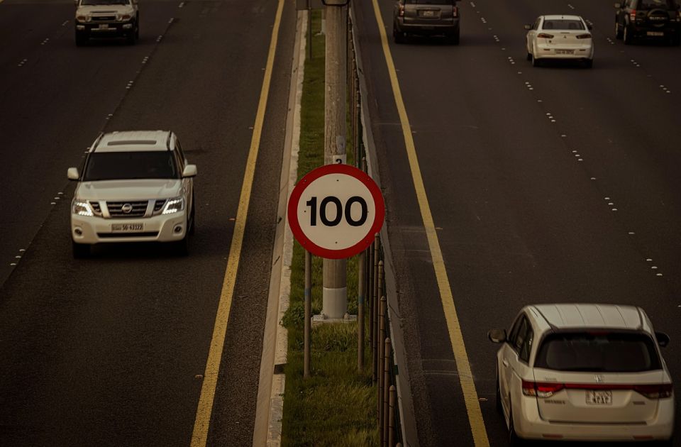 Austrijski ekonomista i političar: Uvesti maksimalno ograničenje brzine od 100 km/h u celoj Evropi