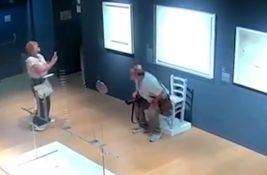 VIDEO: Seo na umetnički eksponat ukrašen Svarovski kristalima da napravi selfi - i slomio ga