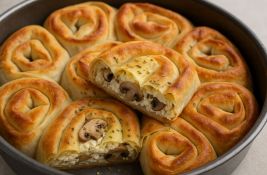 Pita savijača sa sirom, šampinjonima i origanom 