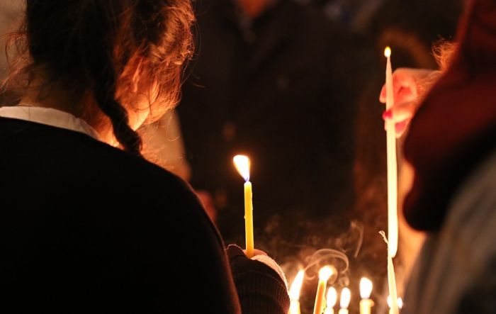 FOTO: Sveštenici u Aleksandrovcu zabranili korišćenje sveća kupljenih van crkve 