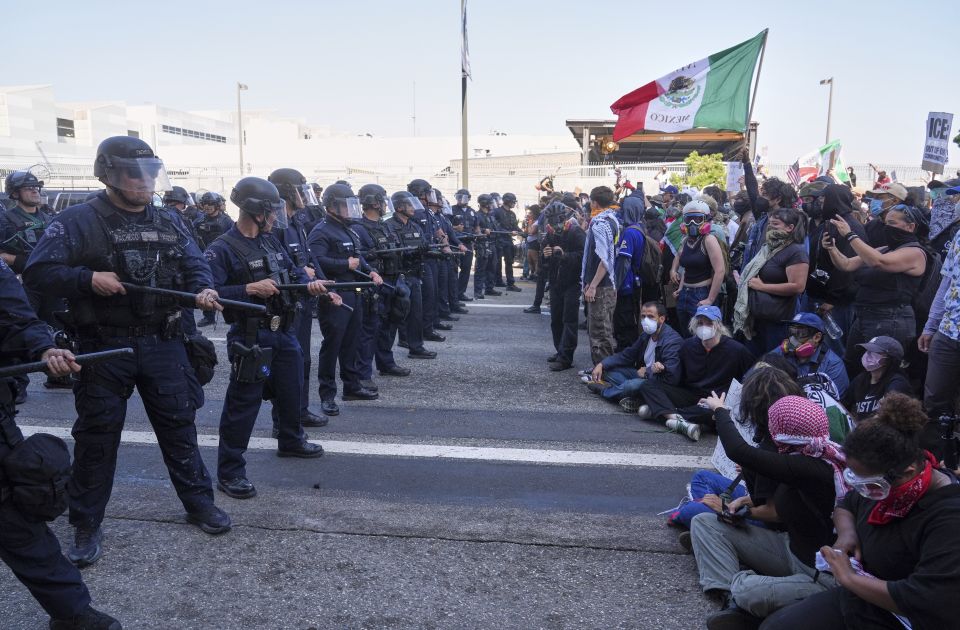 VIDEO U Los Anđelesu i dalje haos: Sukobi demonstranata i policije, najavljena tužba protiv Trampa VIDEO U Los Anđelesu i dalje haos: Sukobi demonstranata i policije, najavljena tužba protiv Trampa